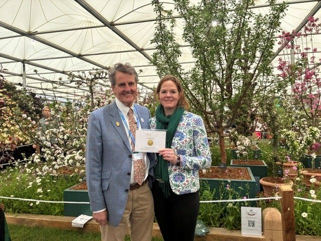 Nick and Steph accepting the Gold Medal at RHS Chelsea Flower Show